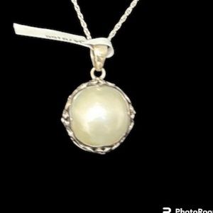 Sterling Silver (925) 18” mother of pearl pendant. Beautiful setting. NWT